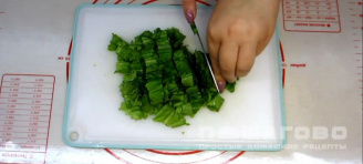 Фото приготовления рецепта: Теплый салат со свининой - шаг 2