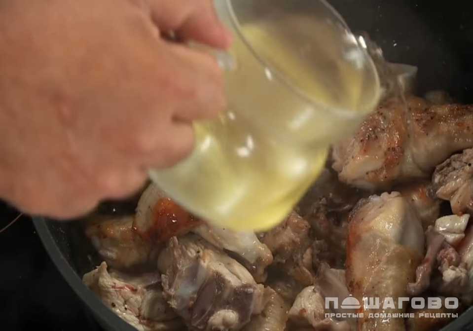 Фото приготовления рецепта: Чахохбили с курицей - шаг 4