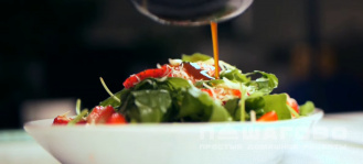 Фото приготовления рецепта: Салат из клубники с рукколой - шаг 5