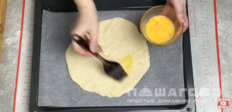 Фото приготовления рецепта: Хачапури с сыром сулугуни из дрожжевого теста - шаг 14