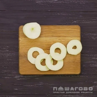 Фото приготовления рецепта: Отбивные с яблоками под медом - шаг 5