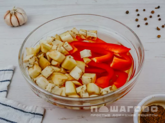Фото приготовления рецепта: Консервированные баклажаны на зиму - шаг 3