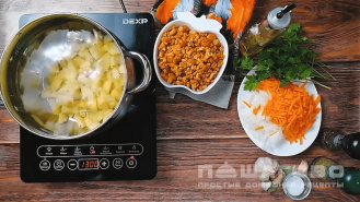 Фото приготовления рецепта: Кефирный суп с лисичками по-фински - шаг 1