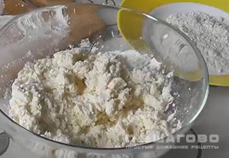 Фото приготовления рецепта: Простые сырники из творога на сковороде - шаг 3