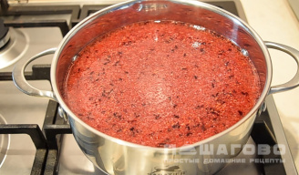 Фото приготовления рецепта: Морс ягодный - шаг 3