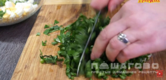 Фото приготовления рецепта: Салат из черемши и яиц - шаг 4
