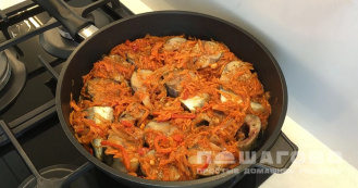 Фото приготовления рецепта: Тушенная скумбрия с овощами на сковороде - шаг 8
