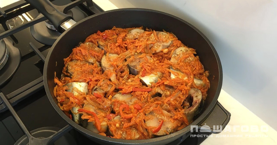 Фото приготовления рецепта: Тушенная скумбрия с овощами на сковороде - шаг 8