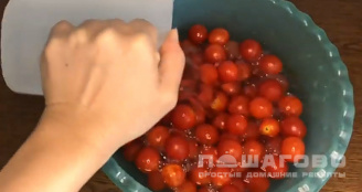 Фото приготовления рецепта: Варенье из помидоров с грецкими орехами - шаг 2