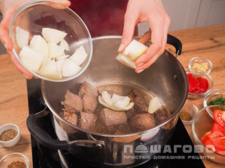 Фото приготовления рецепта: Шурпа из говядины с томатной пастой - шаг 2