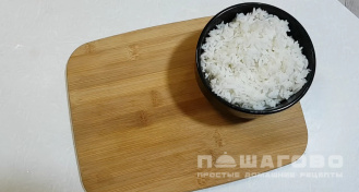 Фото приготовления рецепта: Рис жареный с яйцом - шаг 1