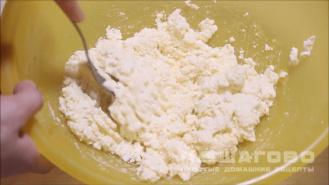 Фото приготовления рецепта: Сырники с гречневой мукой - шаг 1