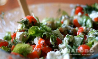 Фото приготовления рецепта: Греческий салат с мятой - шаг 6