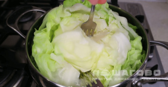 Фото приготовления рецепта: Домашние голубцы из свежей капусты без риса - шаг 6