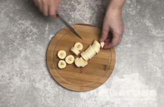 Фото приготовления рецепта: Банановый смузи с кефиром - шаг 1