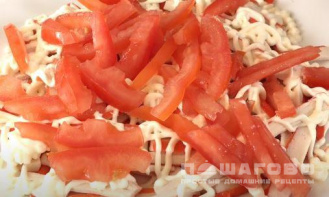 Фото приготовления рецепта: Крабовый салат с помидорами и сладким перцем - шаг 2