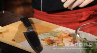 Фото приготовления рецепта: Салат с морепродуктами и рукколой - шаг 5