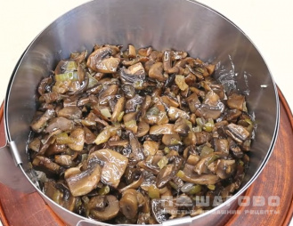 Фото приготовления рецепта: Салат с курицей, грибами и черносливом - шаг 8