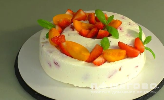 Молочное бланманже со сметаной и фруктами