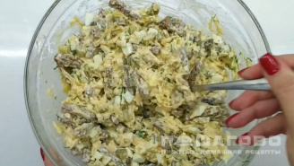 Фото приготовления рецепта: Сырный салат с сухариками и солеными огурцами - шаг 2