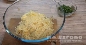 Фото приготовления рецепта: Постные драники из картошки без яиц - шаг 2