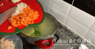 Фото приготовления рецепта: Уха из терпуга с зеленью и луком - шаг 2