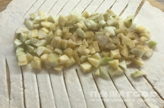 Фото приготовления рецепта: Творожный пирог с яблоками и корицей - шаг 8