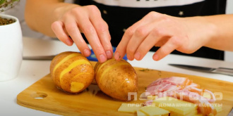 Фото приготовления рецепта: Картошка-гармошка с чесноком и укропом в духовке - шаг 6
