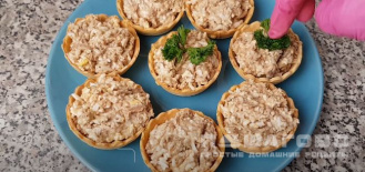 Фото приготовления рецепта: Тарталетки с салатом из тунца - шаг 4