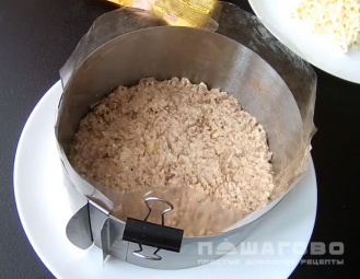 Фото приготовления рецепта: Салат «Мимоза» с плавленым сыром - шаг 3