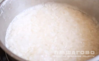 Фото приготовления рецепта: Рисовый омлет с зеленым горошком - шаг 1