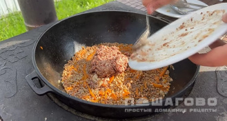 Фото приготовления рецепта: Солдатская каша из гречки с тушенкой и луком - шаг 8