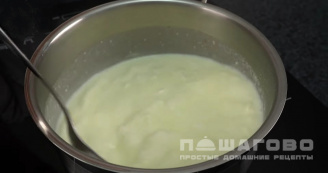 Фото приготовления рецепта: Воздушные оладушки на йогурте - шаг 1