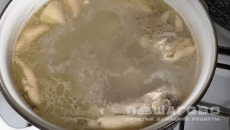 Фото приготовления рецепта: Суп с цветной капустой на курином бульоне - шаг 1