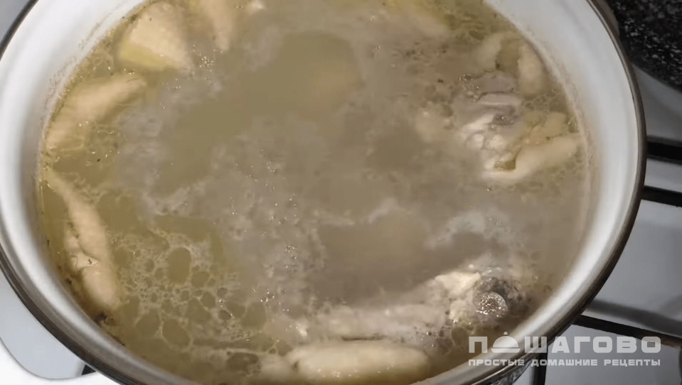 Фото приготовления рецепта: Суп с цветной капустой на курином бульоне - шаг 1