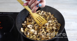 Фото приготовления рецепта: Гречка с грибами по-купечески - шаг 4