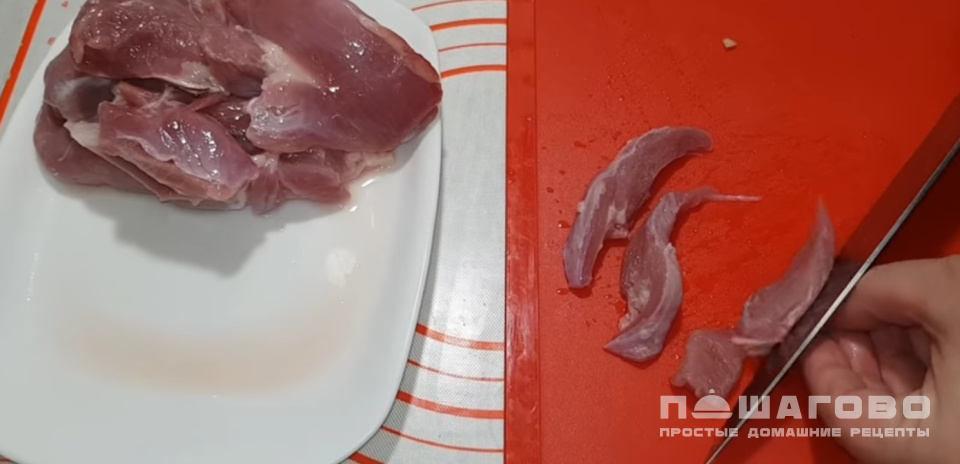 Фото приготовления рецепта: Бефстроганов из индейки со сметаной - шаг 1