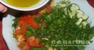 Фото приготовления рецепта: Свежий салат с огурцом, рукколой и салатом айсберг - шаг 7