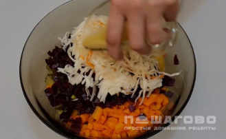 Фото приготовления рецепта: Винегрет классический с горошком и солеными огурцами - шаг 5