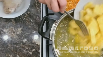 Фото приготовления рецепта: Куриный суп по-домашнему - шаг 3
