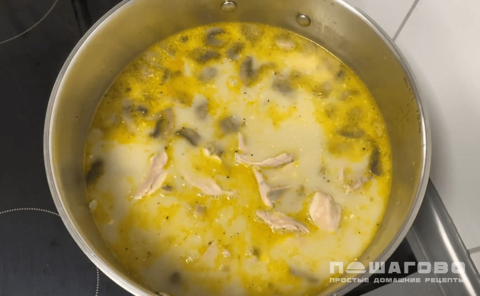 Фото приготовления рецепта: Грибной суп с мясом - шаг 4