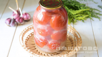 Фото приготовления рецепта: Соленые помидоры с чесноком - шаг 3