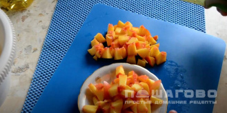 Фото приготовления рецепта: Сырники с персиками - шаг 4