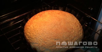 Фото приготовления рецепта: Творожная запеканка со сгущенкой - шаг 4
