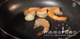 Фото приготовления рецепта: Салат с морепродуктами и рукколой - шаг 3