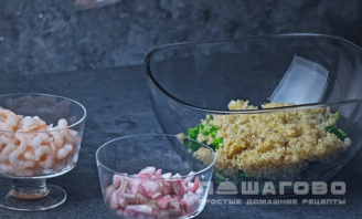 Фото приготовления рецепта: Салат с брокколи и креветками - шаг 3