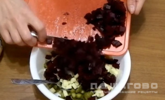 Фото приготовления рецепта: Салат из сельди с овощами и яблоком - шаг 3