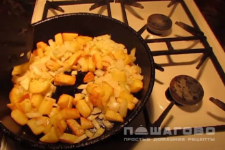 Фото приготовления рецепта: Вареная картошка, обжаренная на сковороде с сыром - шаг 5
