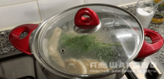 Фото приготовления рецепта: Уха из терпуга с зеленью и луком - шаг 1