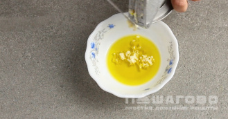 Фото приготовления рецепта: Сырные лепешки с чесноком в духовке - шаг 3